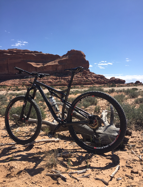 Desert scenery on the Navajo Rocks Chaco Loop.