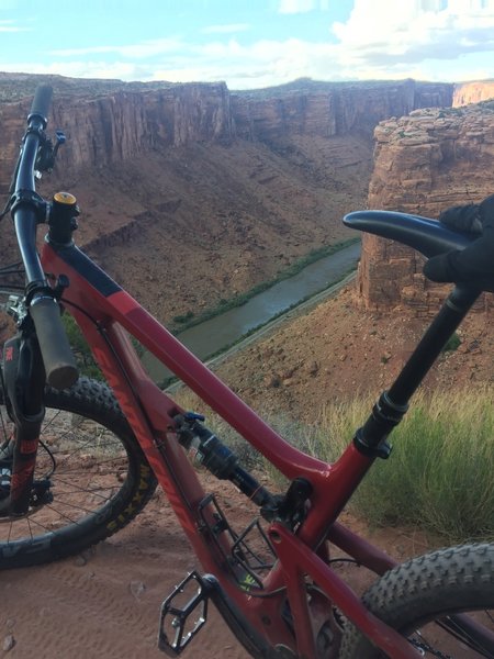 Taking a break before the final descent on Porcupine Rim.