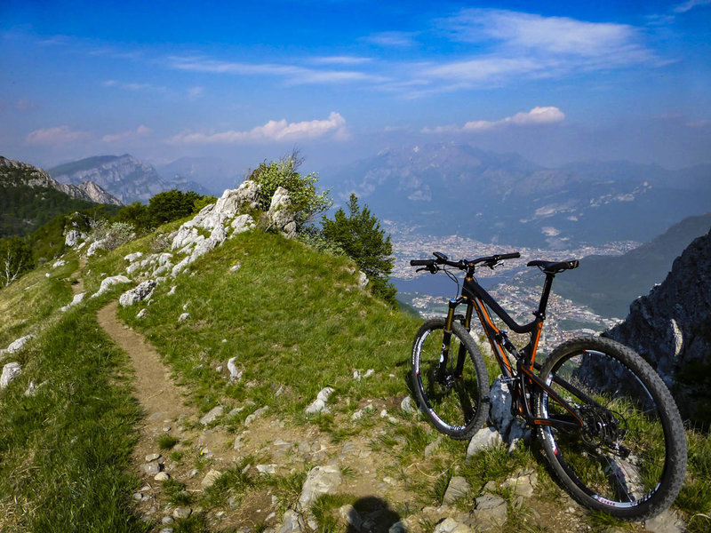 Singletrack following the ridge line high up above Lecco and Lago di Como.