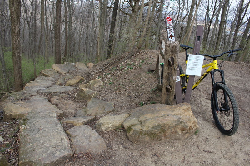 Entrance to the a nice descending rock garden!