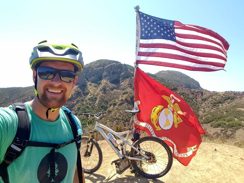 Cool overlook with a flag at roughly the halfway point.