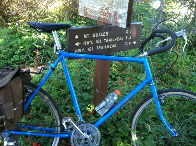 Trail junction near the middle of Mt Muller hogback