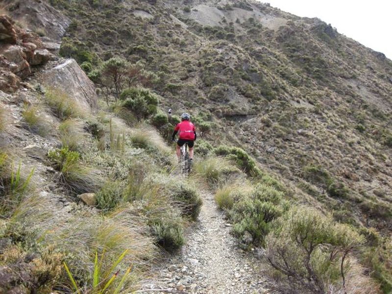 Leaving Windy Point behind the trail sidles across the mountainside to Coppermine Saddle