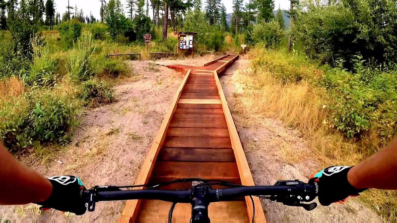 The boardwalk trailhead from the parking area. Go left for the bike loop trail around the lake.