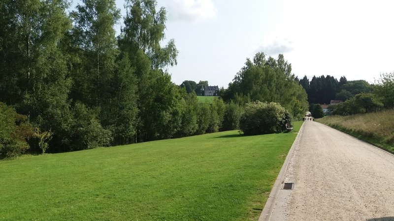 Chateau de la Hulpe (Hulpe Castle) is a nice resting point in the middle of the track.