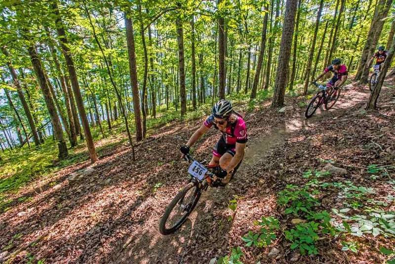 CAT 1 Riders hooking it up near a lake view section