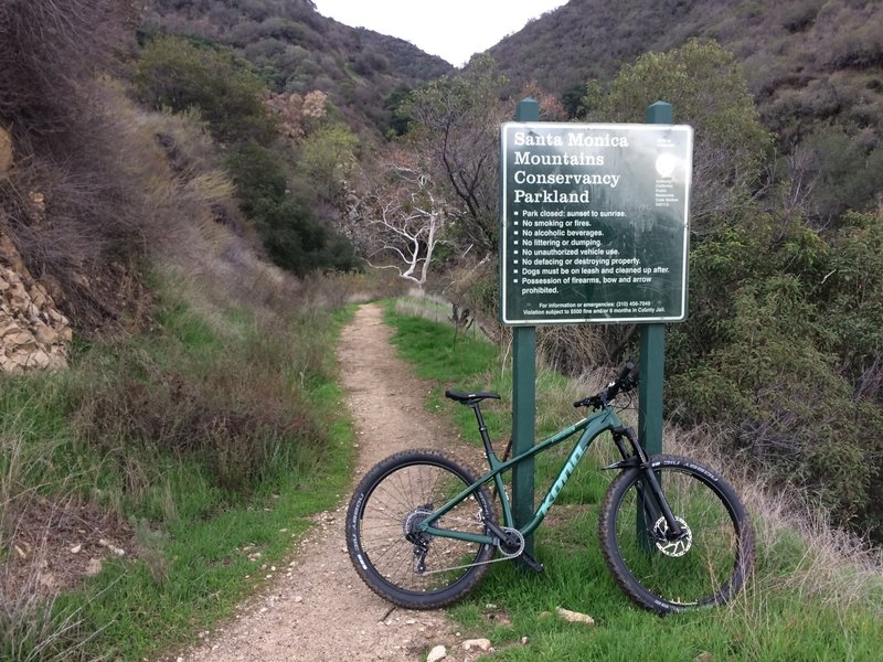 Trailhead at La Tuna Canyon Road