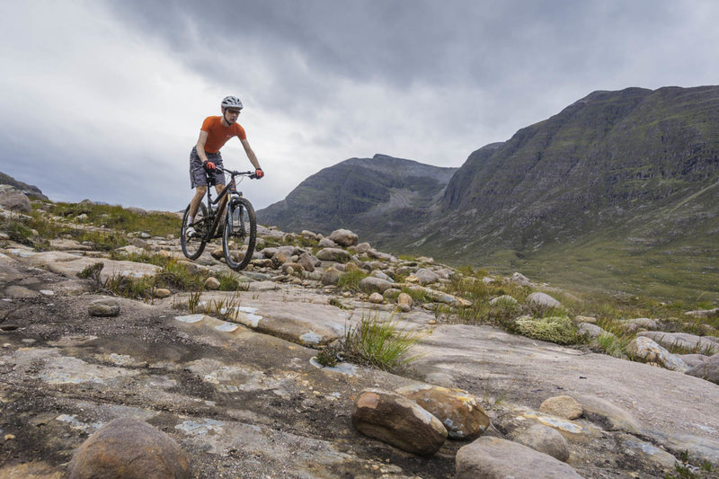 The descent from Coire Roill summit is filled with loose rocks and slickrock.