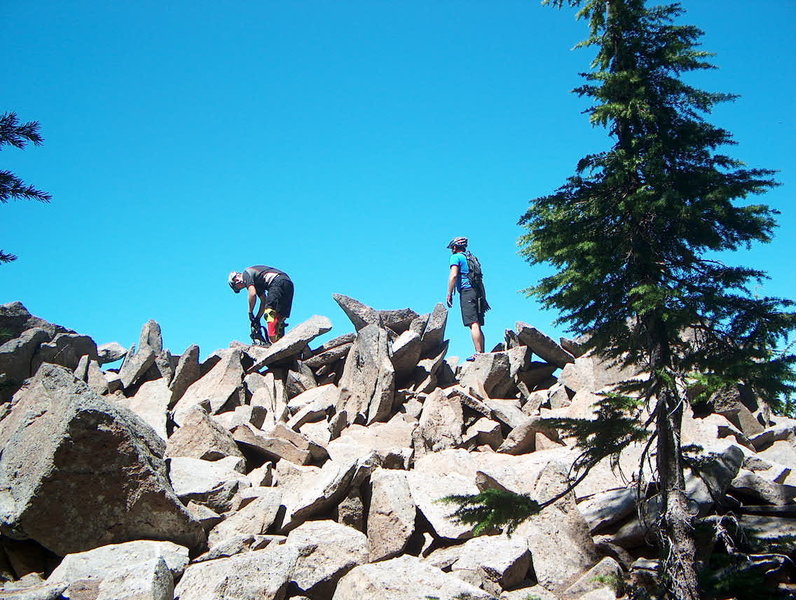 The spectacular rock pile halfway along the Gunsight Ridge Trail