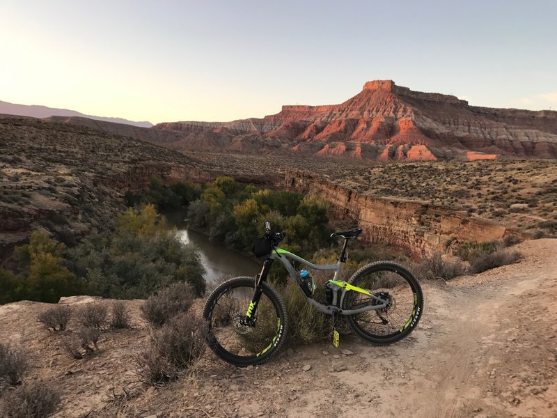 Nice trail along the edge of the canyon. Nice views, including those of Zion. The 4 star is only because it got dark and was not able to explore more!