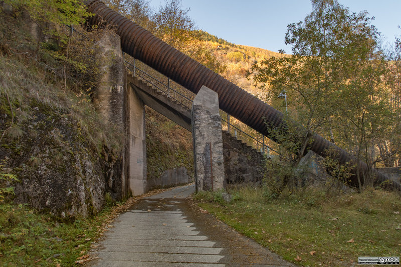 Intersection between the the Vedello-Ambria road and the pressure pipes