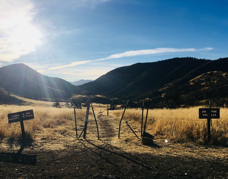 Camuesa connector upper trailhead on a sunny winter morning.