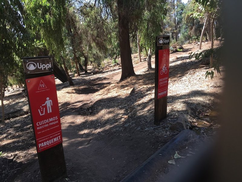 Entrance to Torre 5 Trail at the route from La Piramide.