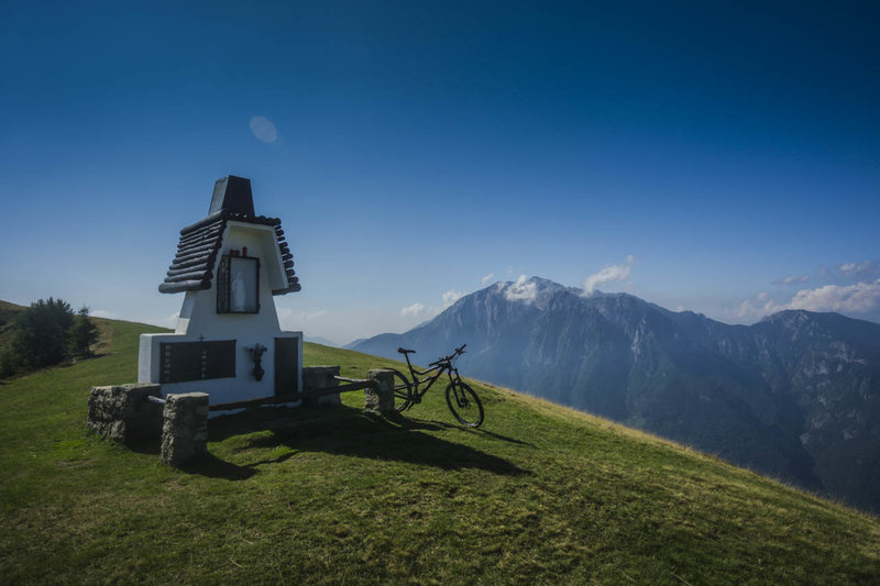 Memorial to the partisans near the top of Cima d'Olino