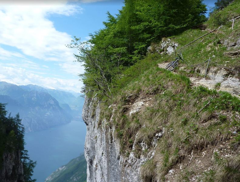 Start of the narrow exposed section on Sentiero del Ventrar