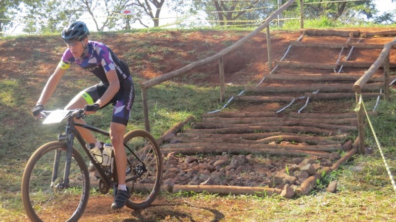 PT: Descida de troncos, do seu lado não aparecendo na foto existe um chicken line.    ING: Descent of logs, on his side not appearing in the photo there is a chicken line, this is the most complicated part of the track.