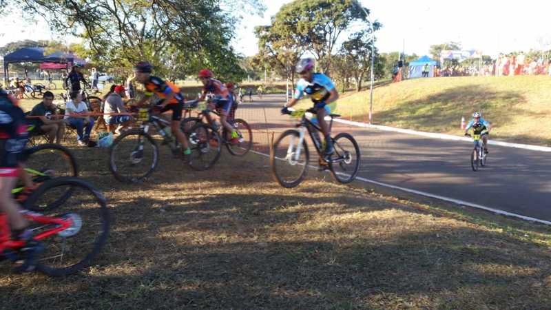 PT: Trecho de grama, foto da largada de uma prova realizada no local.  ING: Excerpt from grass, photo of the start of a race held on the spot.