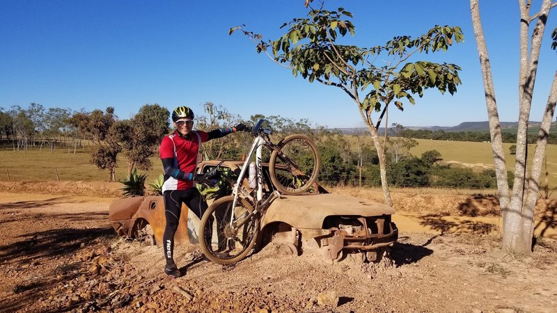 Ciclista no Carro Queimado da Trilha Tapajós