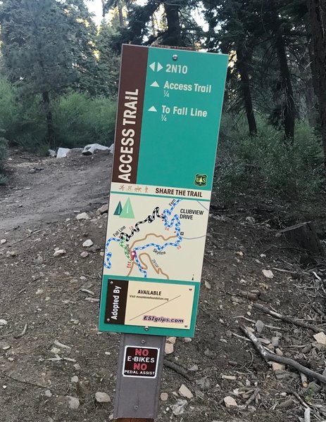 Trail marker/map at the junction of Skyline Road (2N10) to Fall Line.