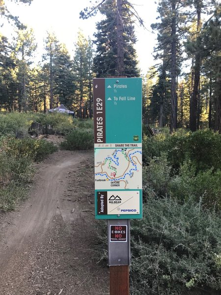 Trail marker/map at the junction of Skyline Road (2N10) and Pirates Trail.