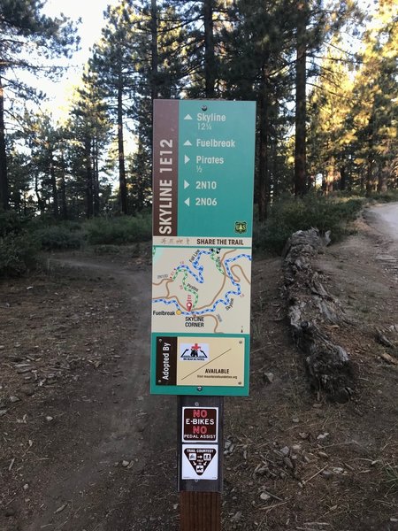 Trail marker/map at the junction of Skyline Road (2N10), Radford Road, Skyline Trail, and Pirates.