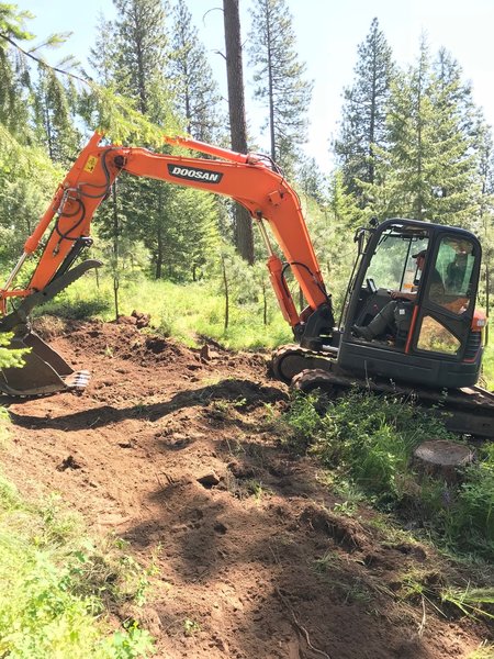 Mike Riley, Riley Construction, donating some machine time to build a big banked corner on Parent Trap.