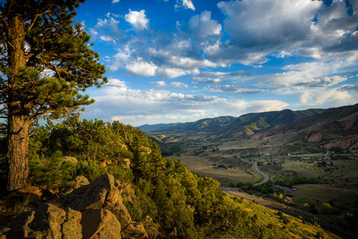 Overview of red rocks at the west of Dakota Ridge Trail.