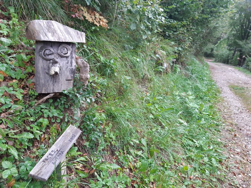 CreinArte: wooden sculpture beside the CreinArte-Doubletrack