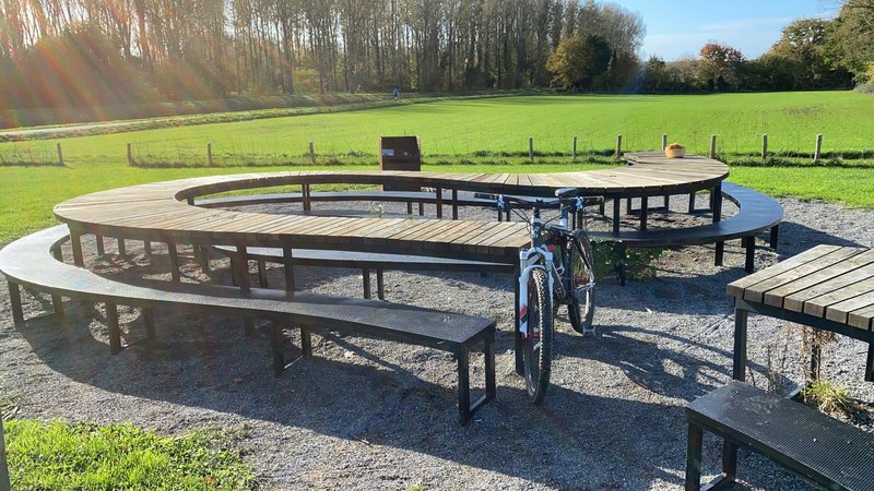 Picnik benches at alternative start location at Demer bridge / Wolf Cafe.