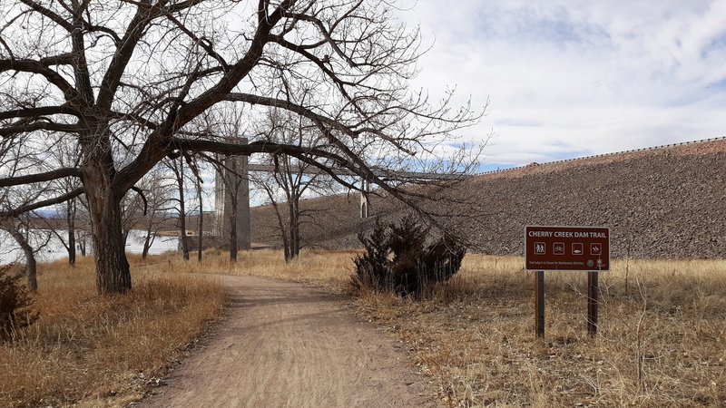 Trailhead sign going east to west