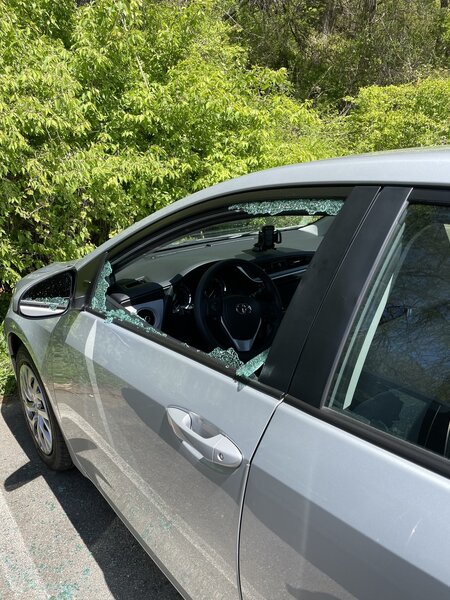 Car windows smashed by crazy local hikers going rogue against mountain bikers!! Only two cars smashed were both out of state tags. Don't park here!!!