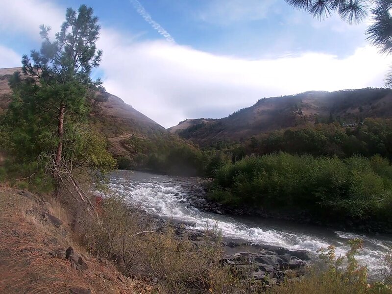 A rapid alongside the Klickitat River Trail