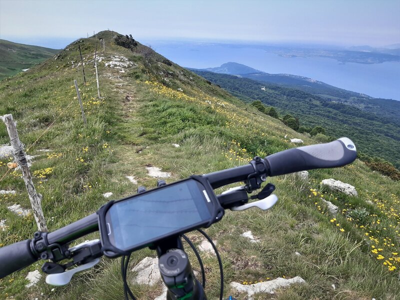 Riding the ridge "Cresta di Naole" high above Lago di Garda