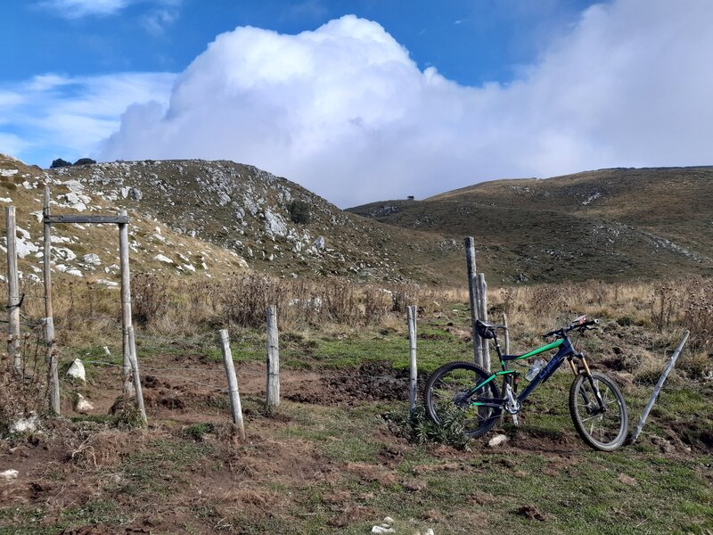 Pasture Gate at Sentiero #622 - the trail is (badly) visible, but well rideable