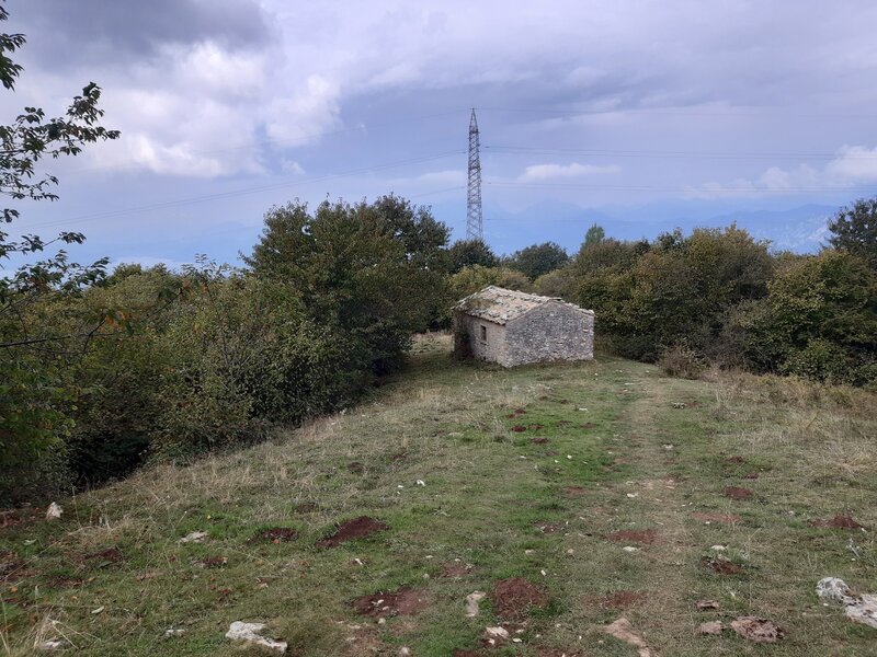 The simple stony house of Cappella San Eustachio beside Sentiero #51