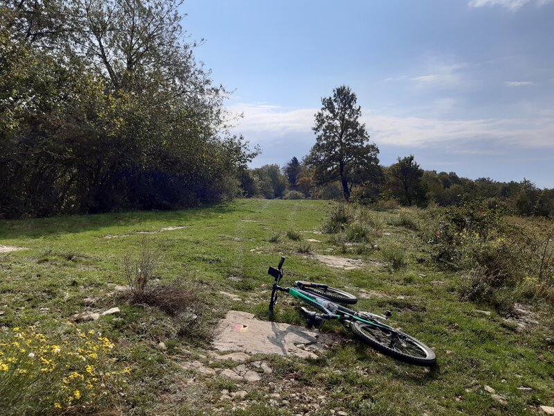 The beginning of the bad visible trail "Alpin pastures of La Pra"; here you can see a red/yellow marked stone just beside my bike