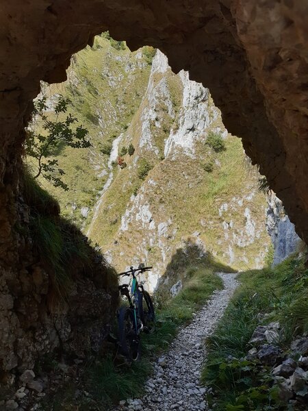 Sentiero #153: first tunnel - the steepness of the slope is well visible