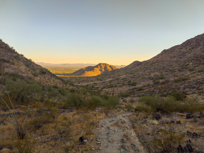 Explore the 15 best walks in Phoenix, Arizona, featuring scenic trails, desert landscapes, and iconic viewpoints. Whether you're a casual walker or a seasoned hiker, find the perfect route for your next adventure! Phoenix Hikes, Hikes In Phoenix Arizona, Phoenix Arizona Hikes, Easy Hikes In Phoenix Arizona, Best Hikes Near Phoenix AZ, Best Hikes In Phoenix Arizona