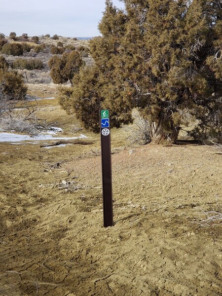 The first trail marker at the beginnings of the trail.