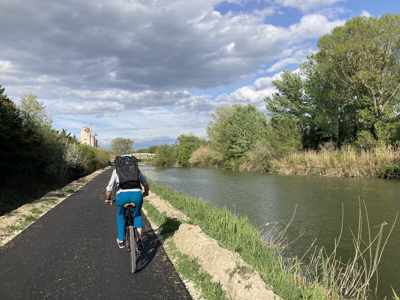 The new (2022) Voie Verte between Beaucaire and Bellegarde can be used to access trails and dirt roads.