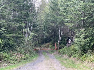 Southern gate. Parking for several cars. This entrance is the steepest part of the entire run. Otherwise pretty flat.