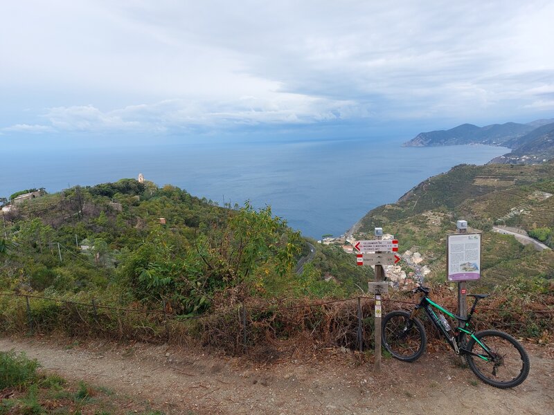 Sentiero #530 / Via dei Santuari at location "Casarino"(alt.405m) : View down to Riomaggiore - trail to MadonnaDiMontenero starts left.