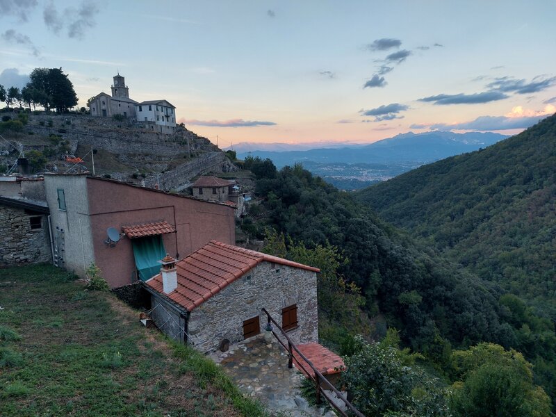 Carpena (alt.460m): the few houses offers a wide view to the Apuanian Alps and down to La Spezia.