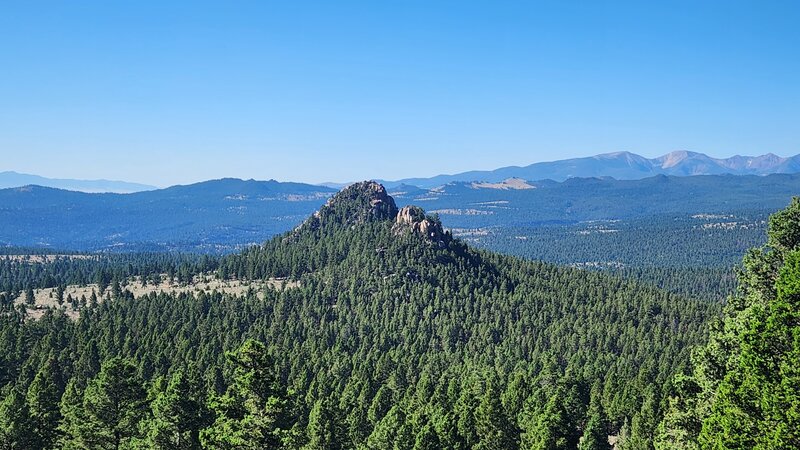 From Happy Place Trail you get a magnificent view of Spire Rock.