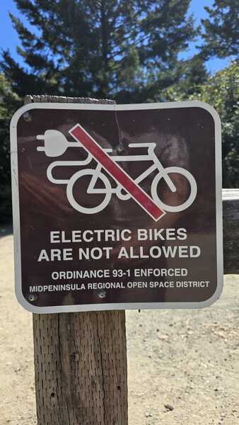 Electric bikes sign at the entrance