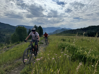 Ute Point Vista Trail is a short perimeter loop but an important connection for Sun, Bear Ridge, Grin, Bear It mountain bike routes, plus the Seraque (Breathe) hiking trail.