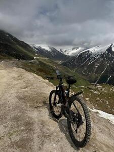 We're checking out the road conditions and scenery between Avusor and Huser.