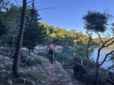 Nice short descend to the sea: Cifnata Trail