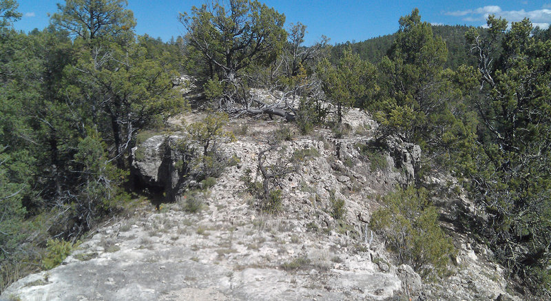 Limestone rib on the way to Walnut Rim's second lookout.